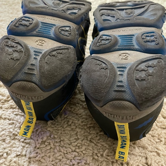 DC Comics Batman Kids Light Up Sneakers - Picture 8 of 9